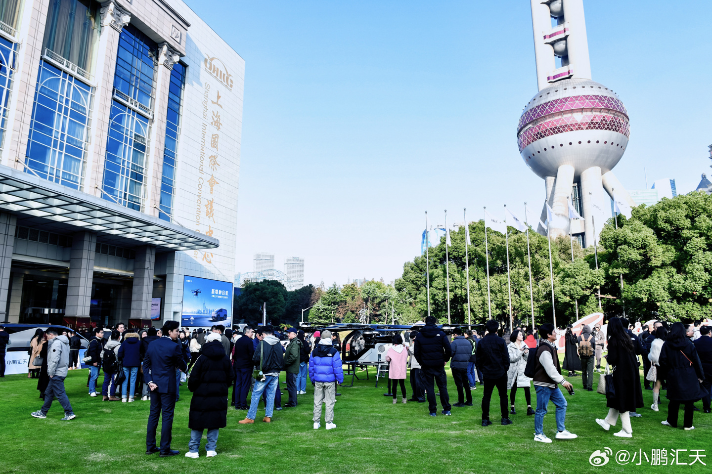 小鹏汇天飞行汽车“陆地航母”上海首飞成功，第一视角视频放出